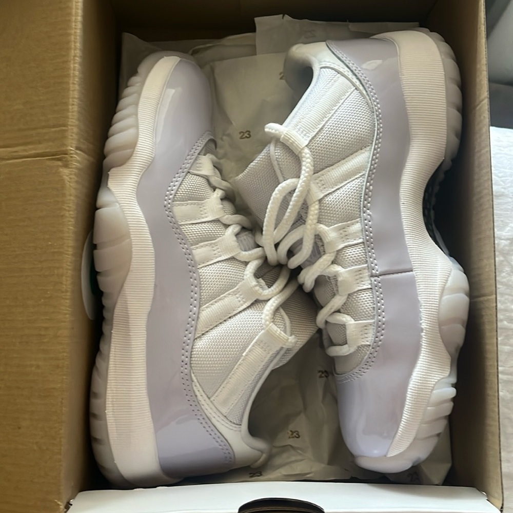 WMNS AIR JORDAN 11 RETRO LOW WHITE/PURE VOILET